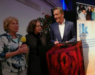 2019 Übergabe Gemälde 'Bühne' an Stefan Scheider - Moderation 'Anders wachsen' MIT INITIATORIN DR. MONIKA ZIEGLER 06.04.2019 