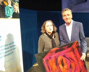 2019 &Uuml;bergabe Gem&auml;lde 'B&uuml;hne'  an Stefan Scheider - Moderation 'Anders wachsen' 06.04.2019